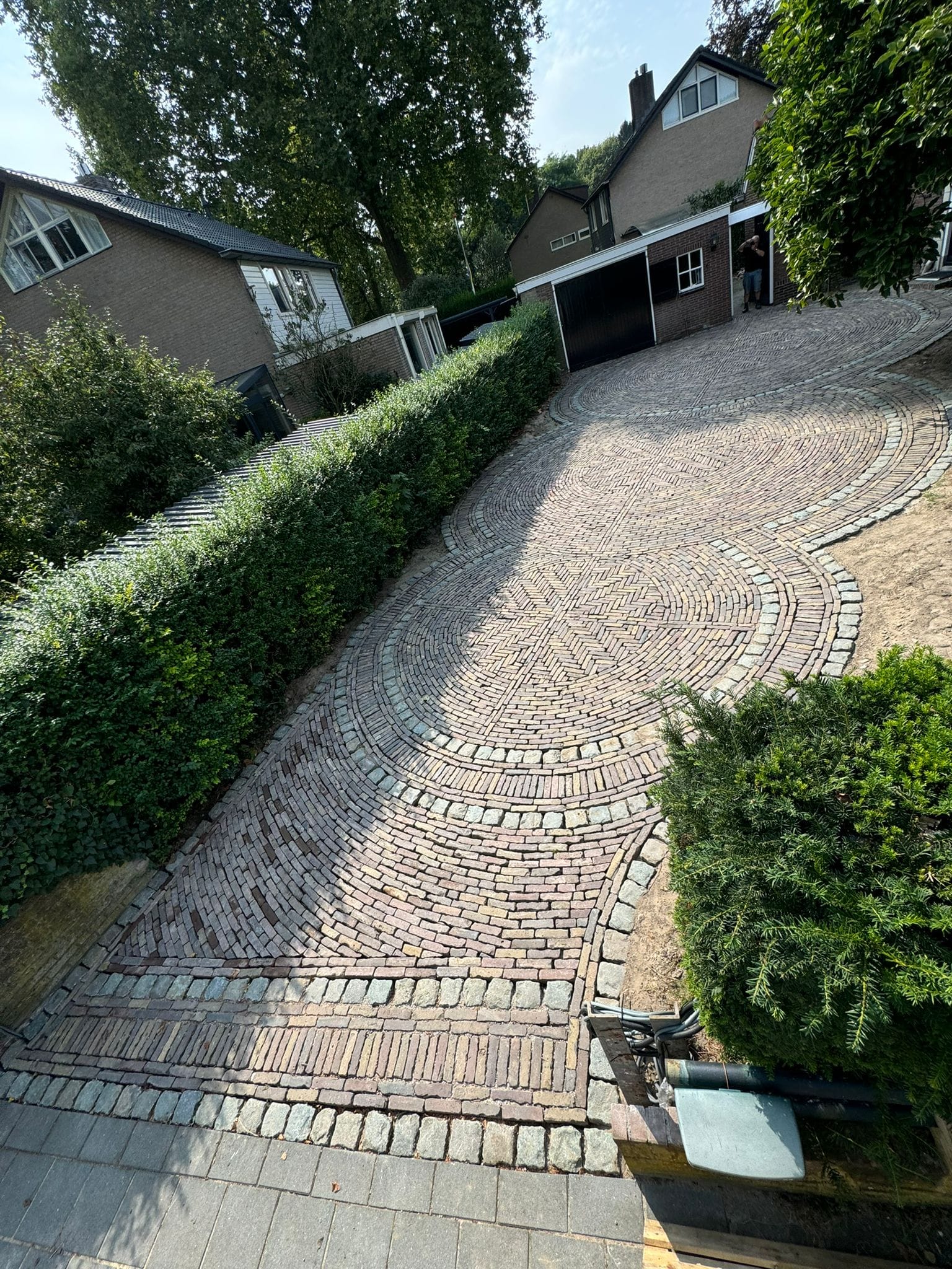 WhatsApp Image 2026-04-09 at 20.40.07 (5) visgraat bestrating in de tuin